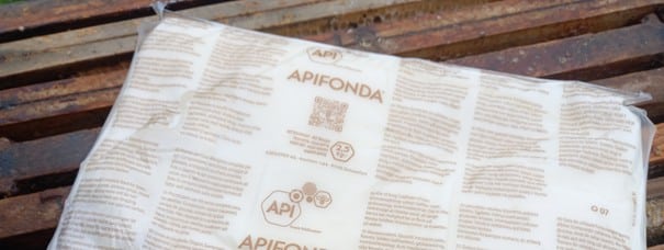 Open a candi of Apifonda on the frames with the feeder turned upside down, and a layer of insulation in between.